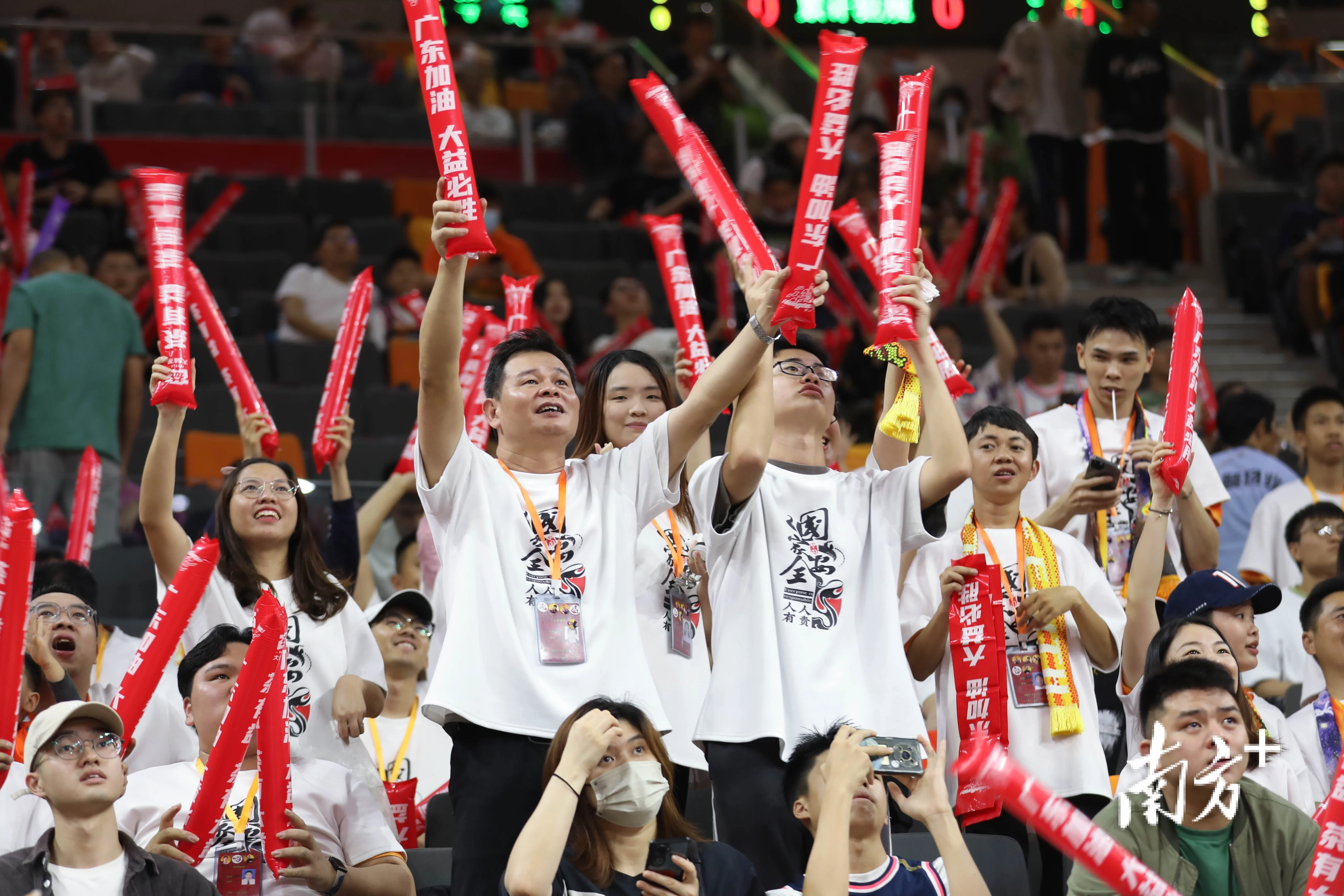 精彩瞬间不可错过，现场球迷尖叫不断